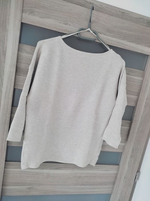 Beżowy sweter o prążkowanej strukturze z wiskozą Reserved roz S