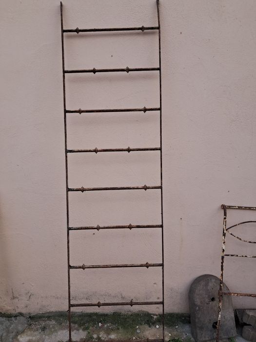 Gradeamento em ferro forjado antigo.