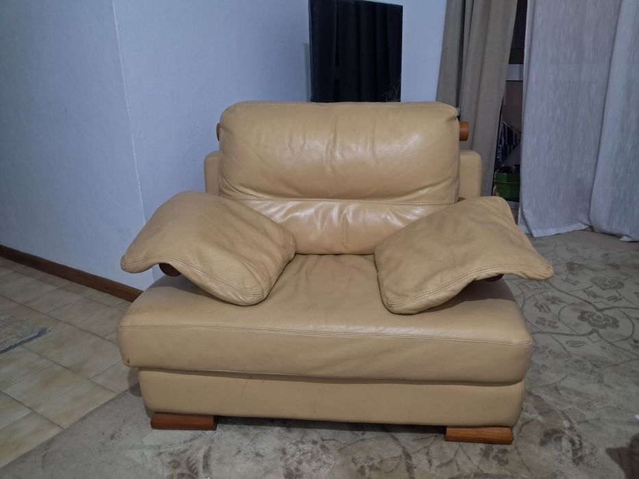 Conjunto sofás em pele