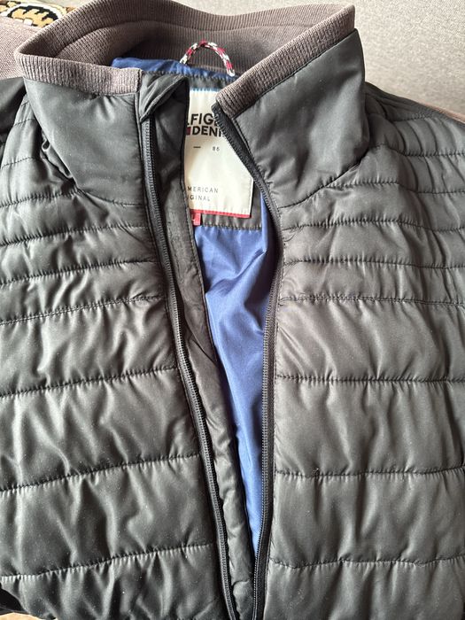 Продам куртку Tommy Hilfiger в доброму стані.