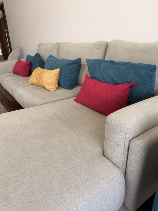 Sofá de tecido cinzento com chaise longe