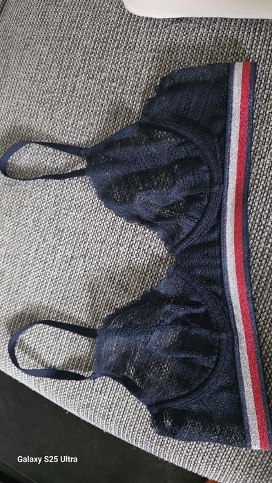 Koronkowy biustonosz Tommy Hilfiger 80A Trójkątny Stanik JAK NOWY