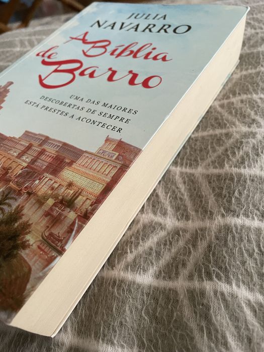Livro “A Bíblia de Barro” de Julia Navarro