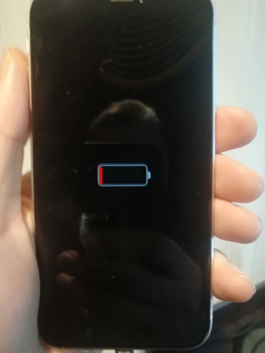 iPhone xr 64 Gb  (На запчастини) Включається і заряджається.
