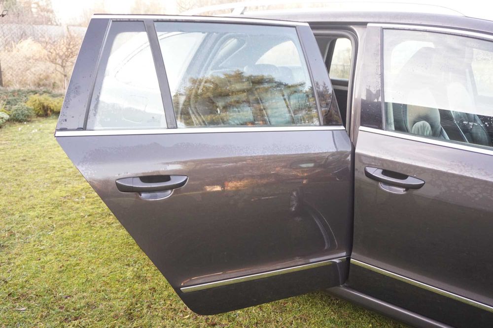 Kompletne drzwi Prawe tył drzwi prawe tylne Skoda Superb II 3T Ładne*