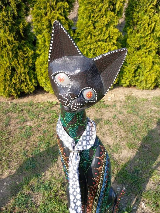 Figurki kotów z drewna