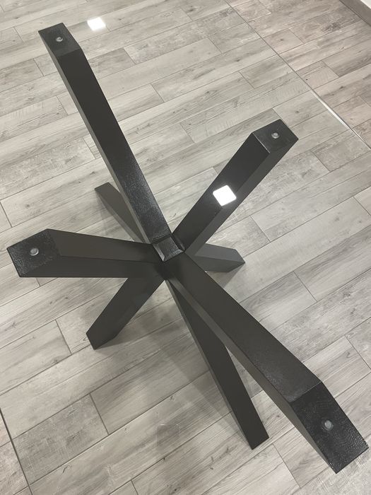 Mesa  de vidro e pernas de madeira  na cor nogueira
