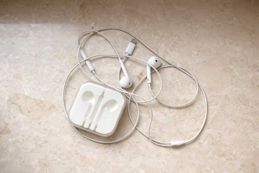 Earpods Lightning do iPhone + plastic case
