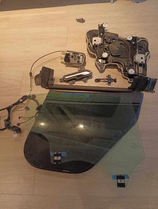 Тесла модел 3 двері праві передня і задня