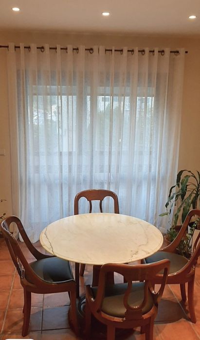 Conjunto mesa e 4 cadeiras