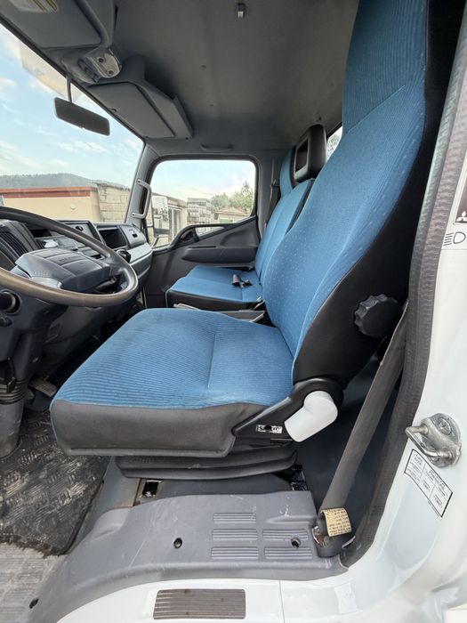 Mitsubishi Fuso com grua de 12M estrado