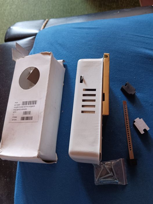 Дверной глазок с ручным звонком