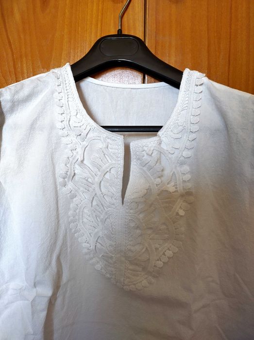 Blusa tipo túnica branca com renda