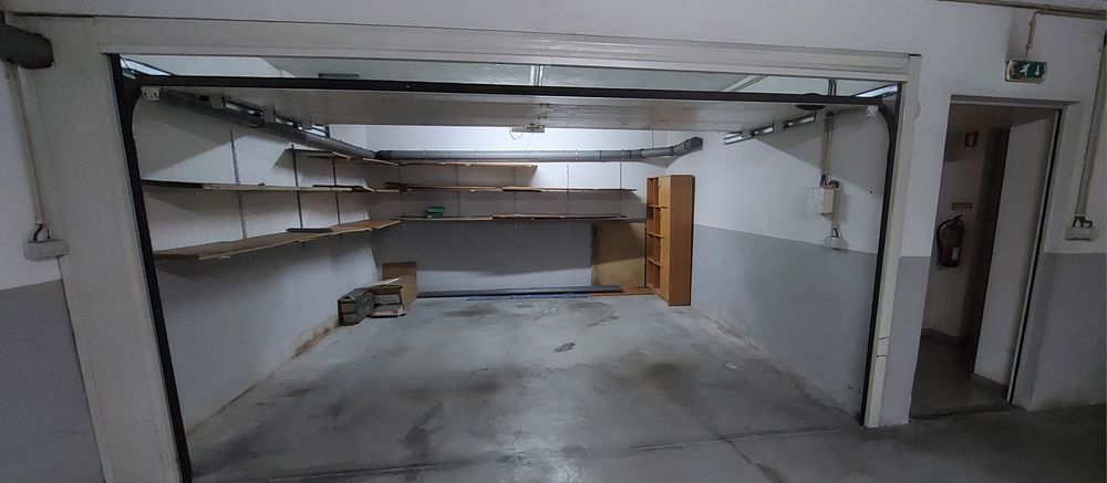 Garagem fechada grande