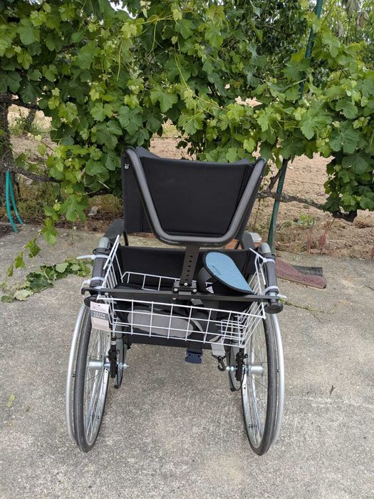 Cadeira de rodas com apoio cabeça