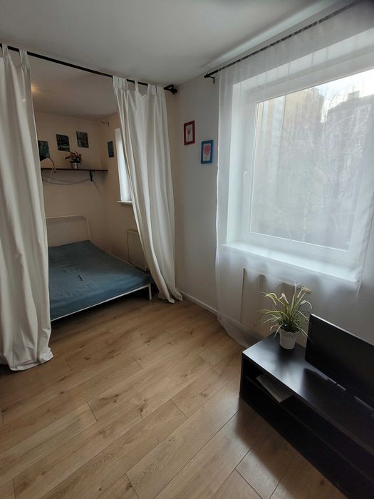Apartament " Słoneczny " w Centrum ul. Szybka , noclegi Wrocław . Samodzielne mieszkanie dla 1 - 4 osób . Blisko PKP