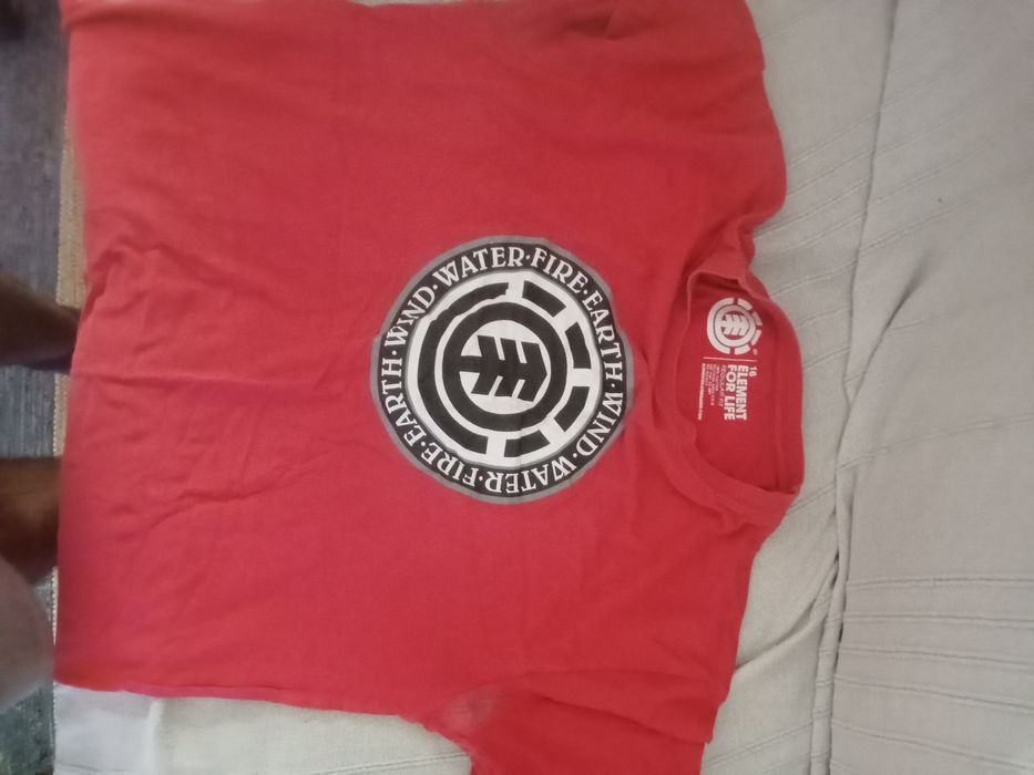 T-shirt vermelha element