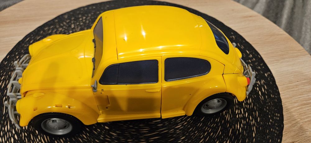 figurka Bumblebee z popularnej serii Transformers z 2011 r. Kolekcja