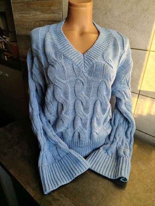 Niebieski sweter oversize warkoczowy, szerokie rękawy, rozmiar M