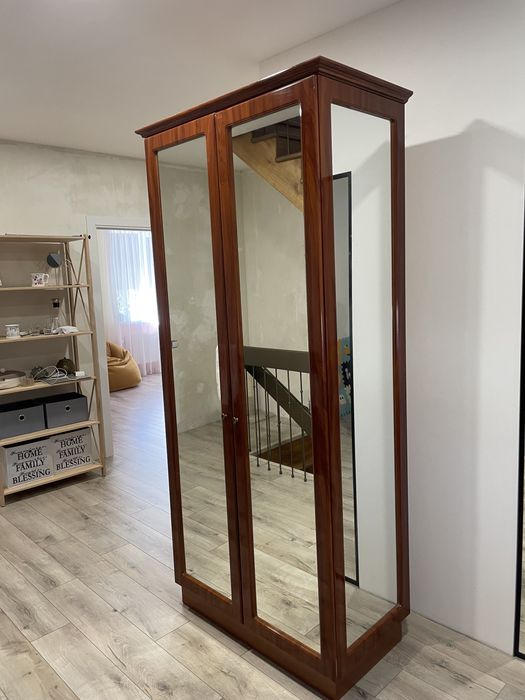 Продам дзеркальну шафу