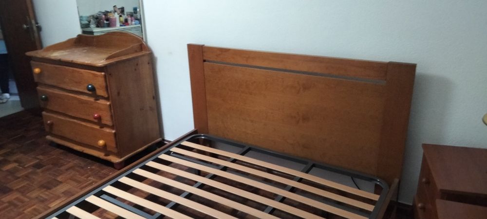 Cama casal, cómoda, 2 cabeceiras e um abajur