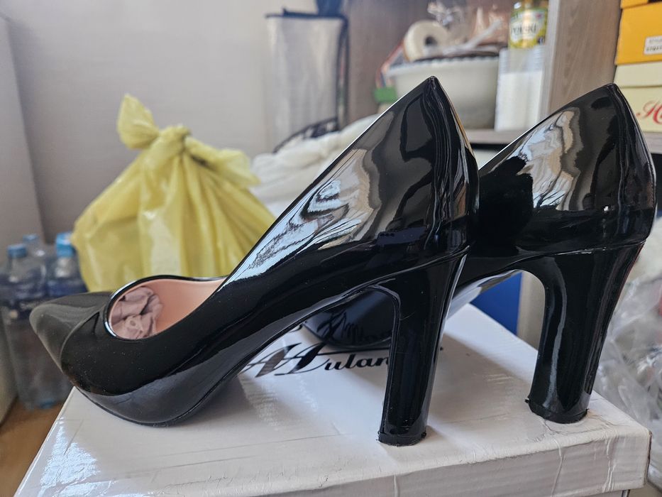 Czarne lakierowane czółenka