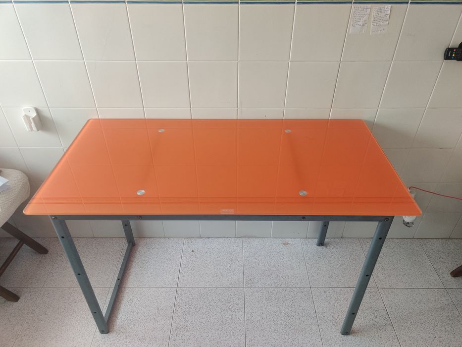 Mesa de vidro e metal.