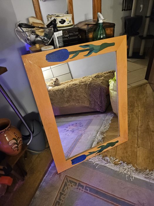 Lustro ręcznie malowane w sosnowej ramię