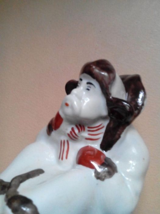 Зимняя рыбалка  скульптура фарфор 1966г. Сысерть СССР,