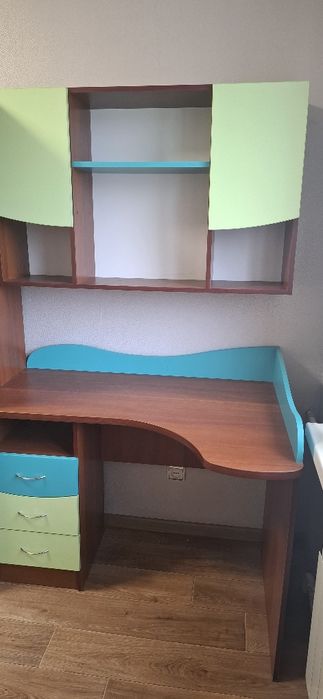 Набір меблів у дитячу кімнату + ліжко + матрац + комод + дзеркало.