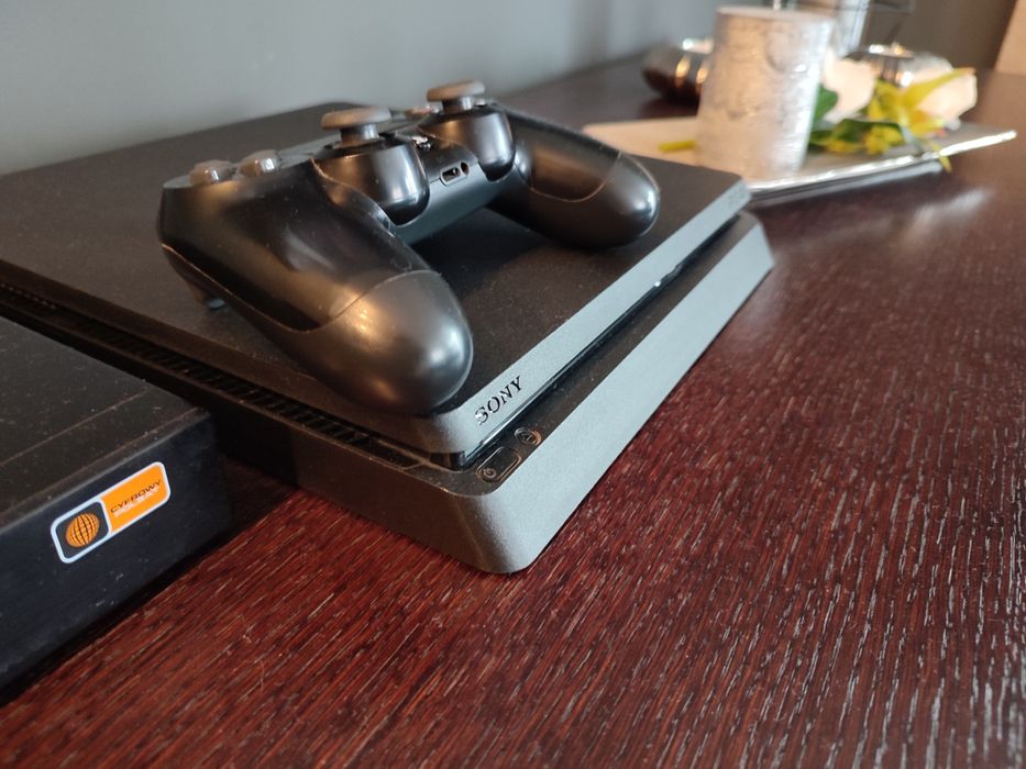 Zestaw Ps4 konsola PlayStation 4 Sony Slim 1 TB komplet Pad gra