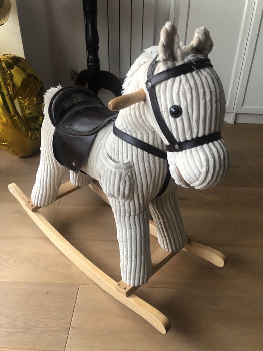 Konik bujany na biegunach drewniany