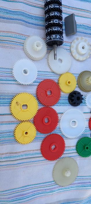 Шестерни пластиковые, разные.