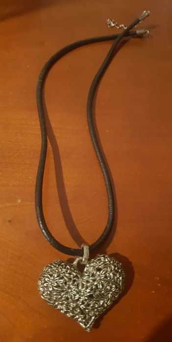 Colar de senhora com pendente coração imitação prata