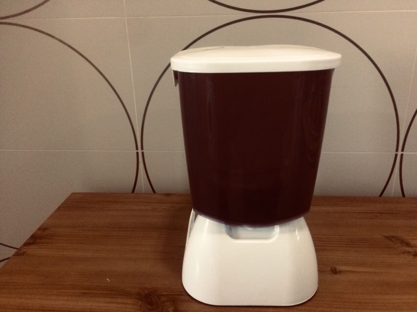 Comedouro de gato ou cão a pilhas