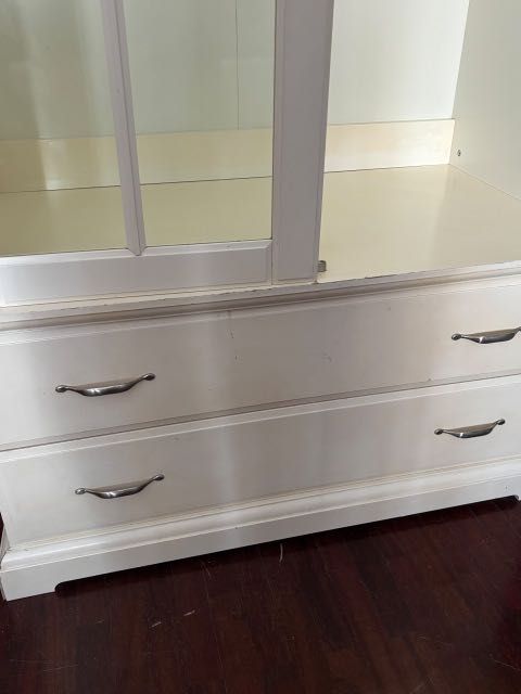 Roupeiro branco, Ikea, com portas de vidro e duas gavetas