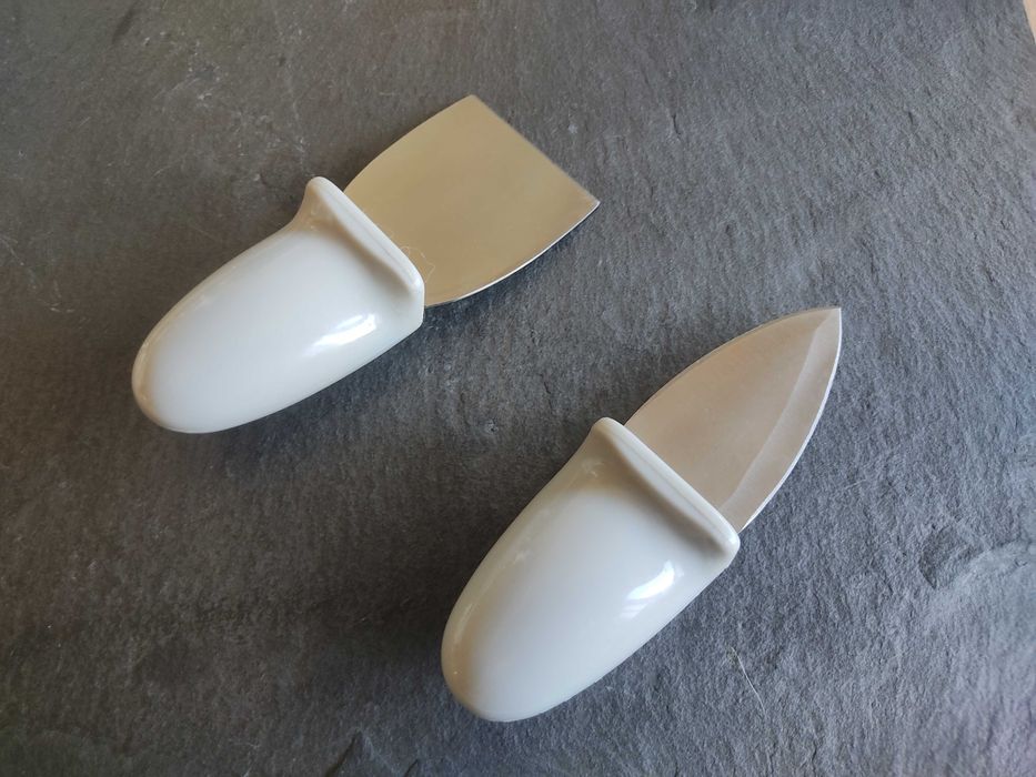 Tábua de queijo [em pedra natural irregular gris oriental e 2 facas]