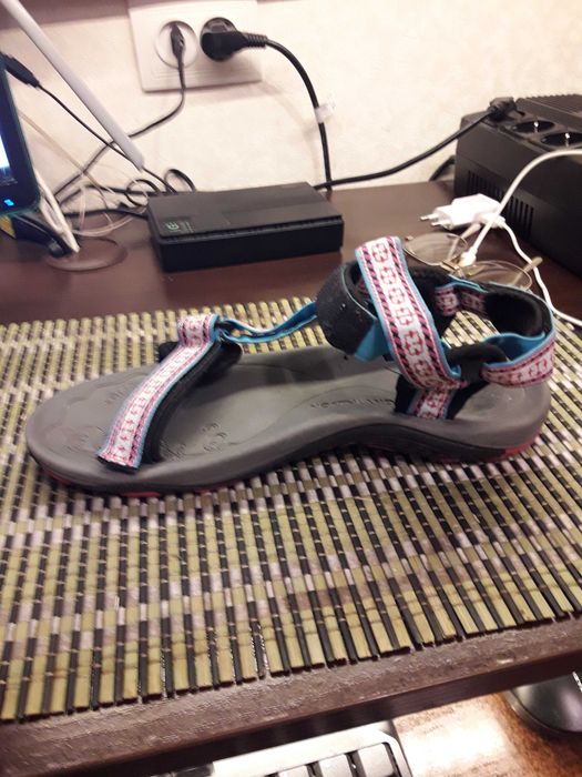 Сандалі жіночі спортивні майже нові