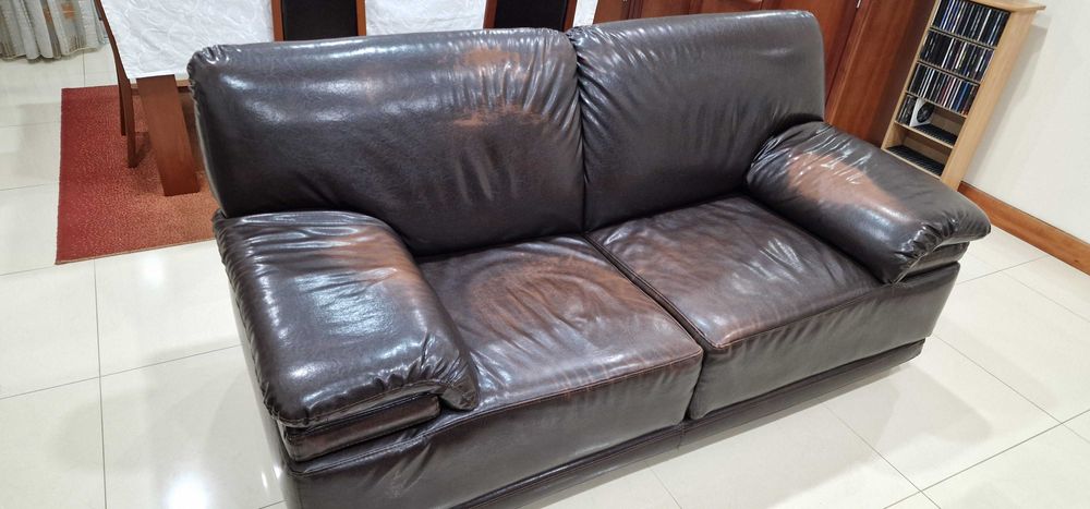 2 Sofás em pele castanha, muito robustos, estilo clássico