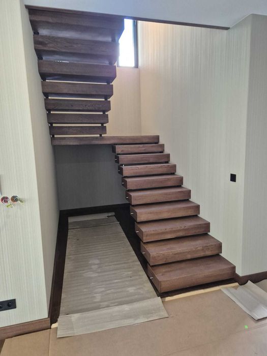 Schody i blaty dębowe oraz jesionowe na wymiar z montażem