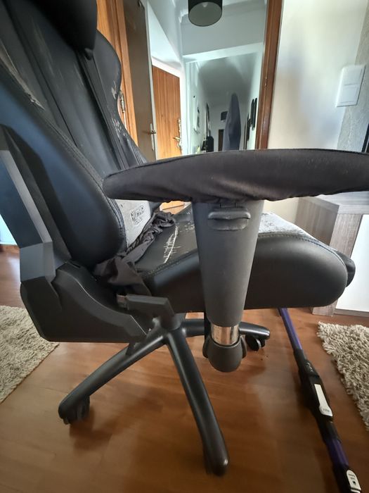 Cadeira Gamer Alpha preta em exelente estado mecânico.