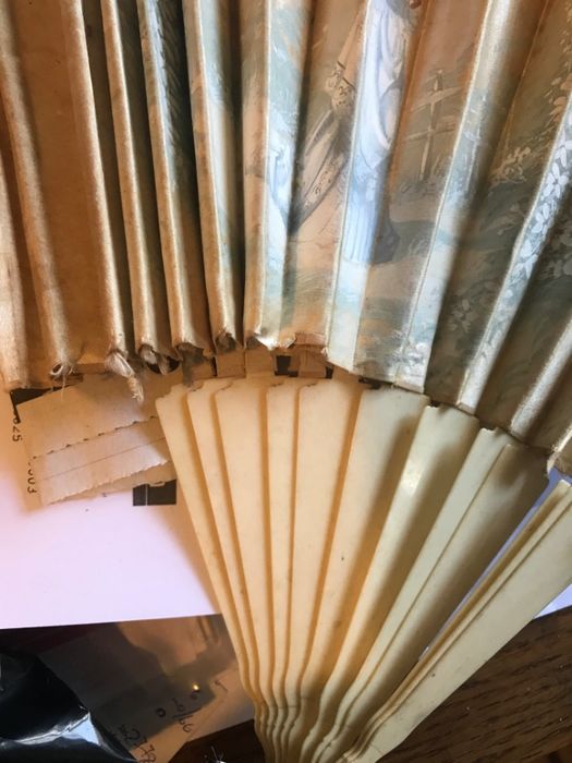 Leques em tecido pintado muito antigos