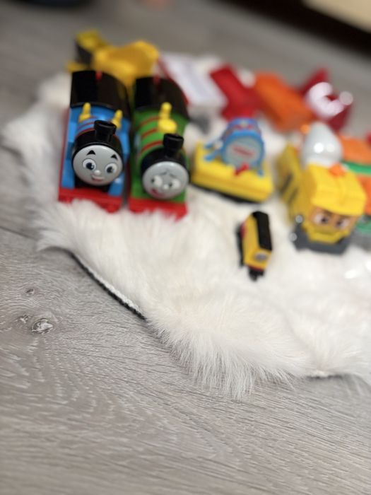 Tor kolejowy i kolejki z napedem na baterie