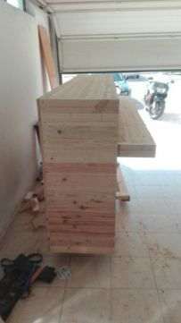 Balcão em madeira crua,muito robusto e rustica.