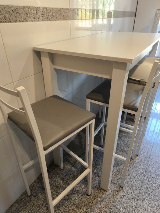 Mesa alta + 4 cadeiras