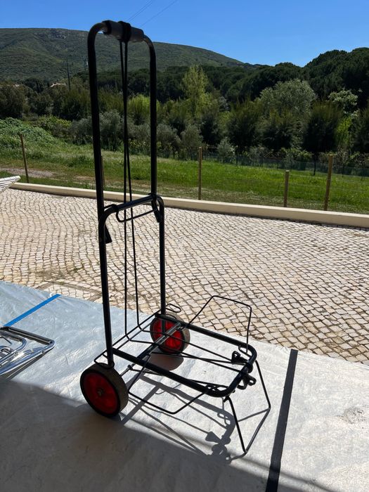 Carrinho de transporte metálico com rodas