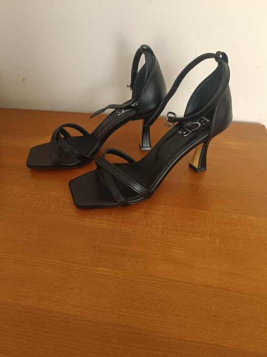 Шкіряні босоніжки