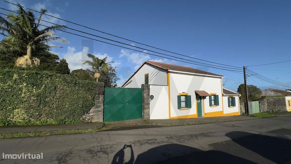 Moradia T3 de Traça Rústica em São Vicente Ferreira com entrada latera