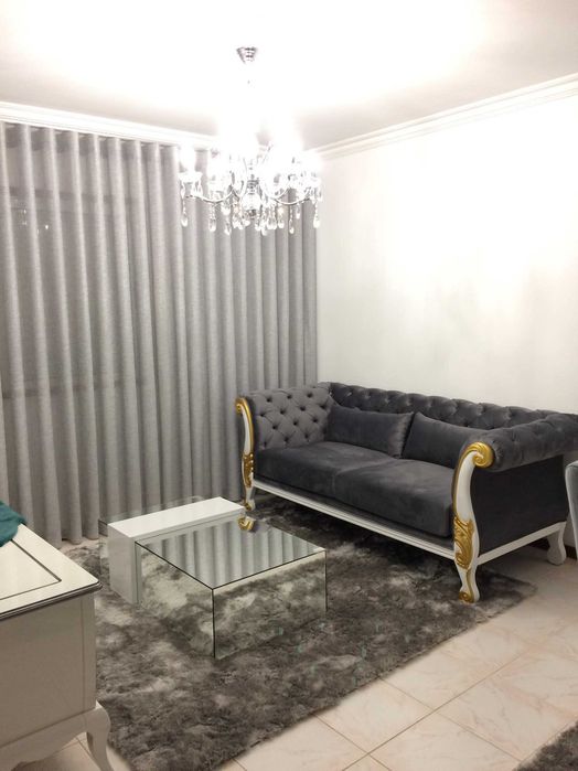 Sofá clássico e elegante cinzento com detalhes dourados – 2,05 m