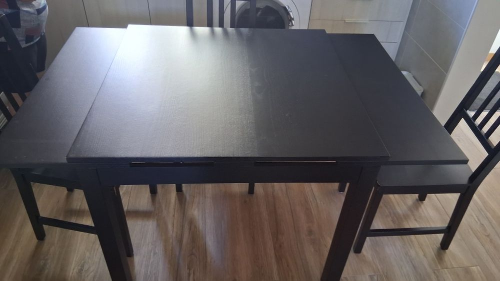 Mesa BJURSTA extensível e cadeiras